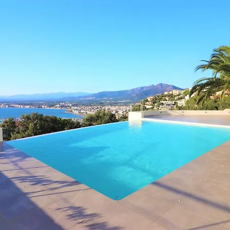 Lou - Casa Individual Con Piscina - Barneda Premium Villas